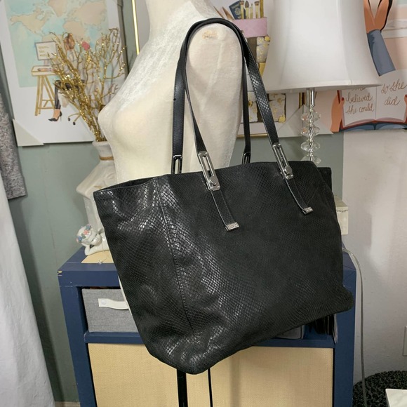 Stuart Weitzman Handbags - STUART WEITZMAN genuine leather snakeskin textured large tote bag black